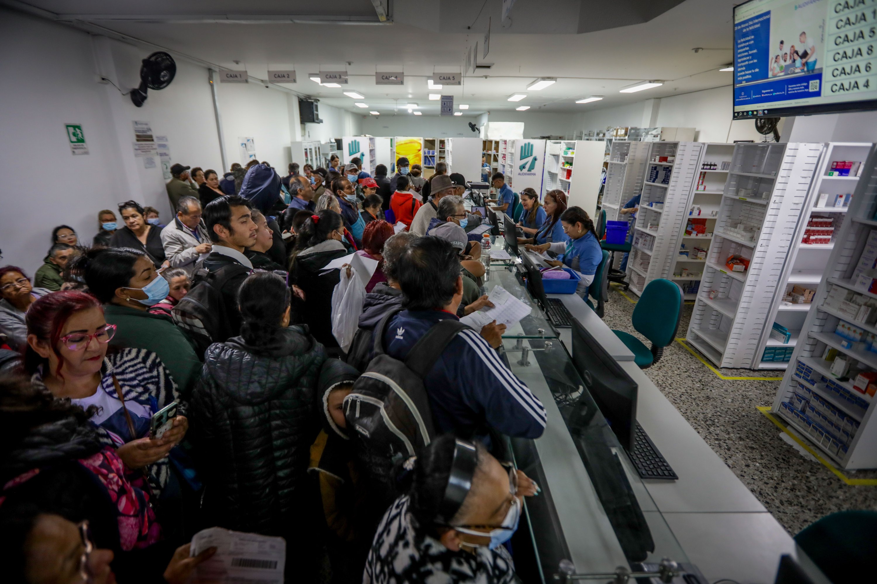 Colas para solicitar medicamentos.